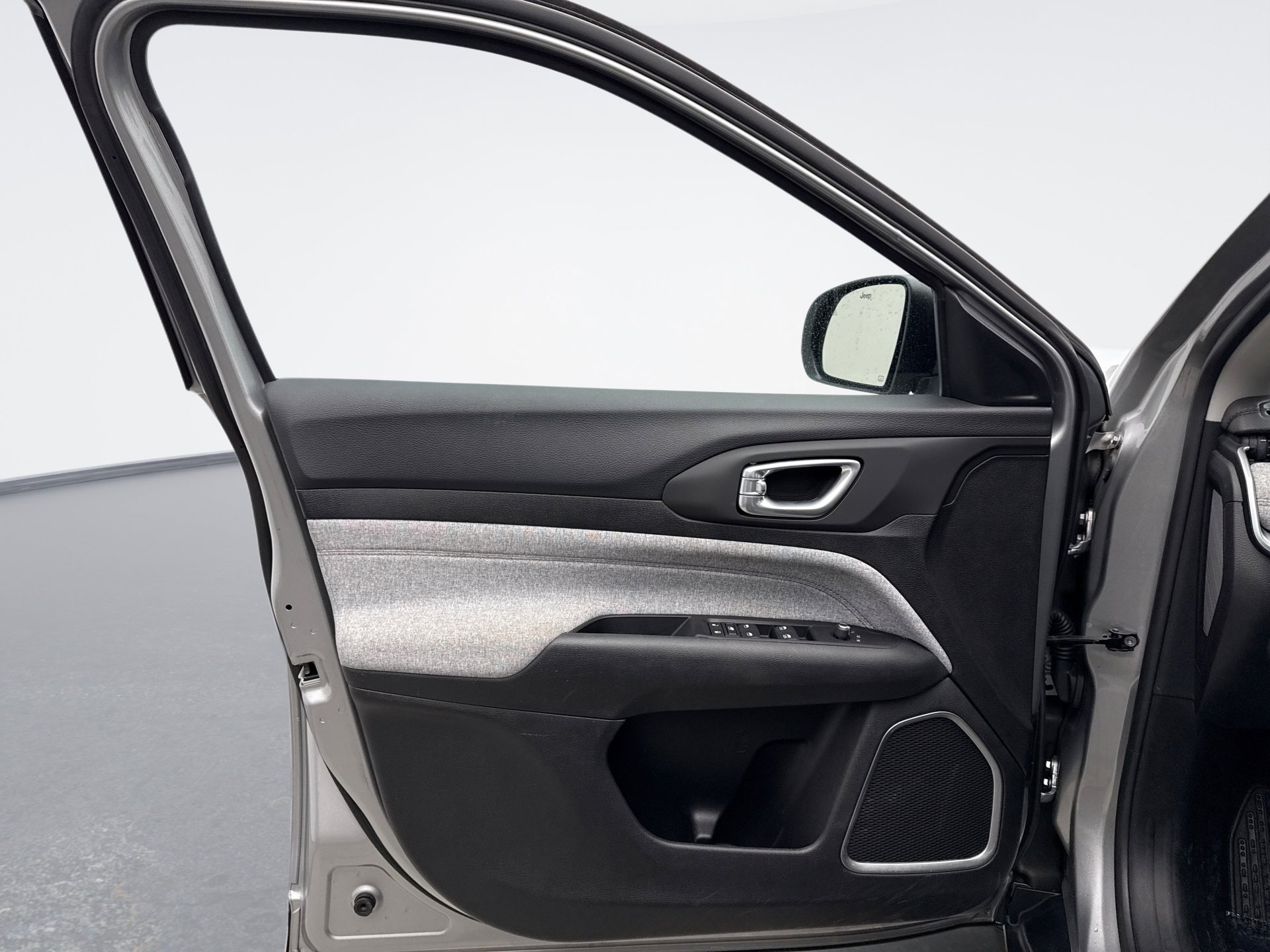 Used 2022 Jeep Compass Latitude image 9