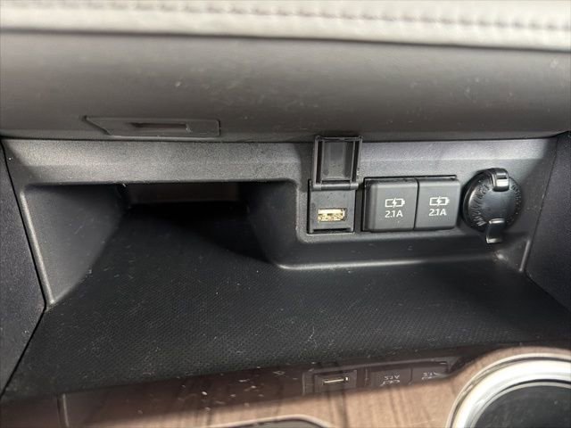 Used 2021 Toyota Highlander Limited FWD image 28