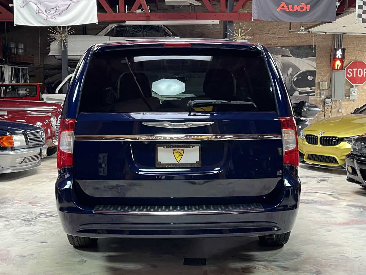 Used 2016 Chrysler Town & Country Touring w/ Driver Convenience Group FWD image 6