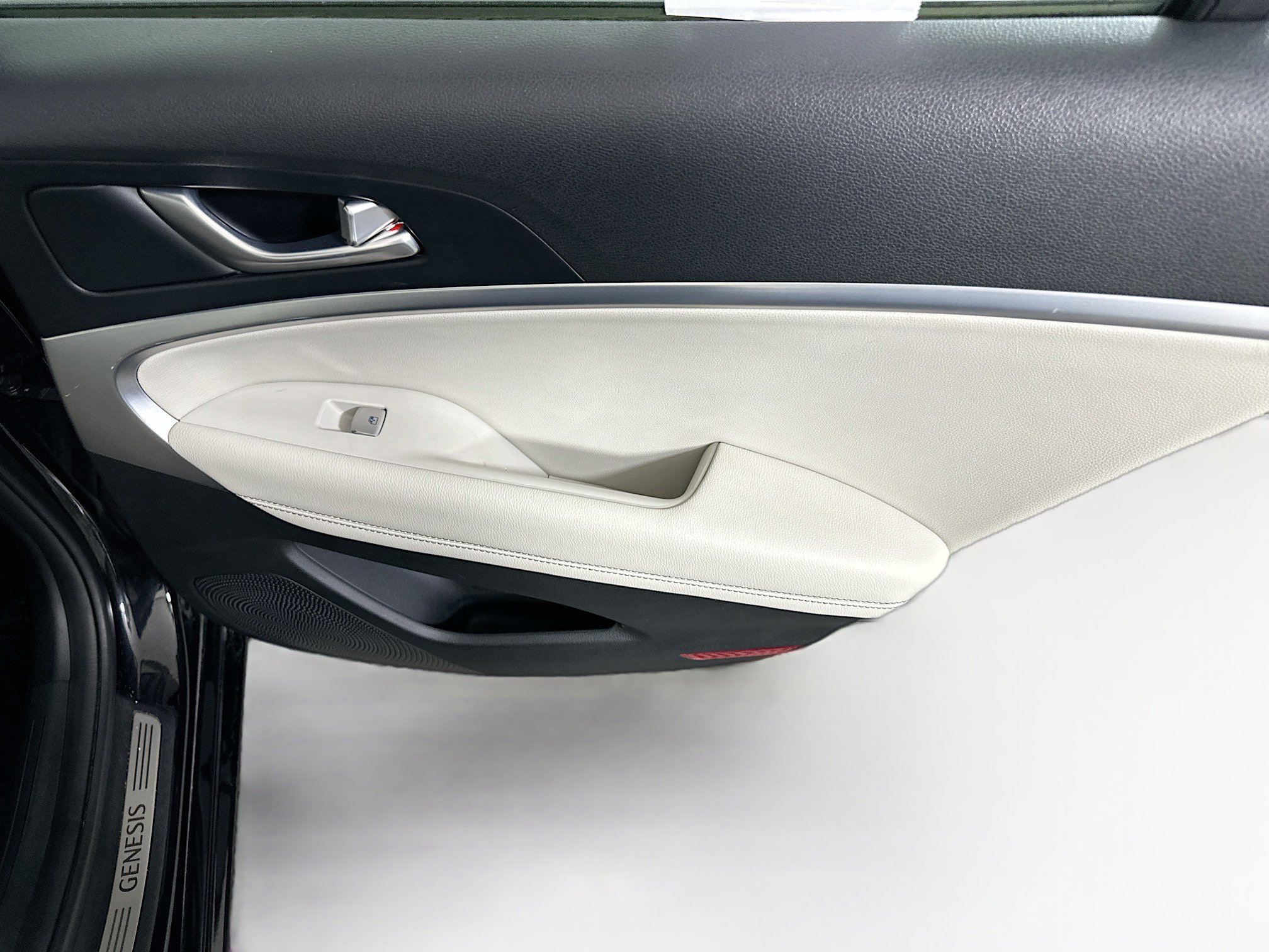 Used 2025 Genesis G70 2.5T image 28