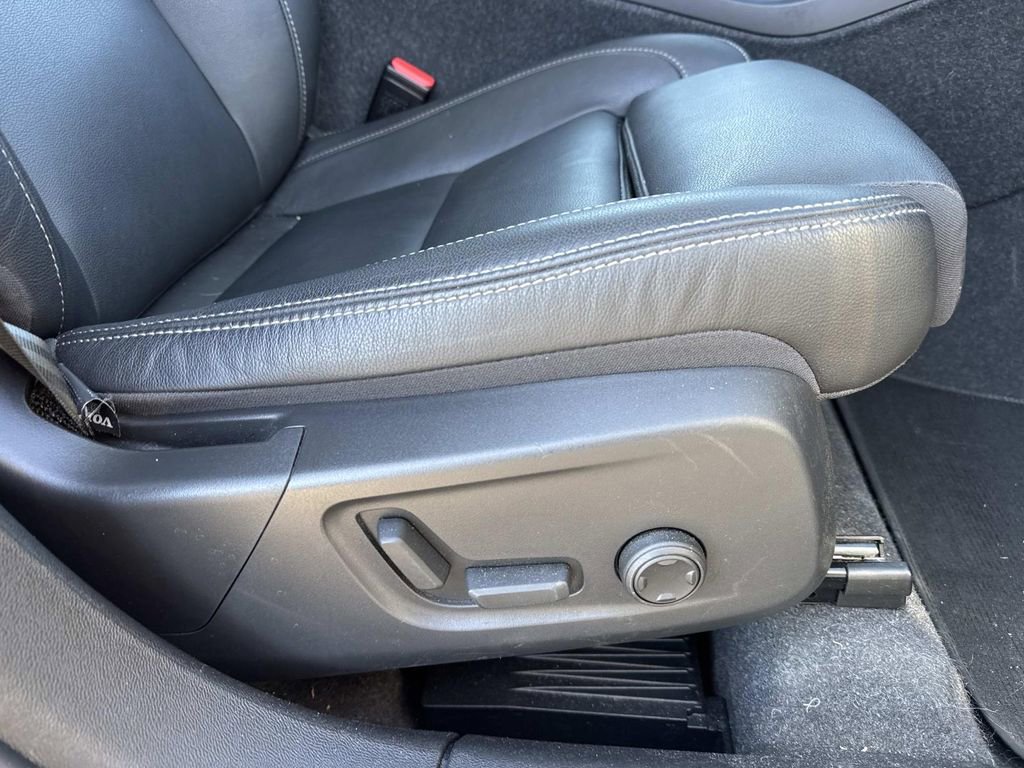 Used 2024 Volvo XC40 B5 Plus image 22