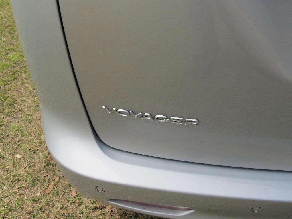 Used 2023 Chrysler Voyager LX image 12