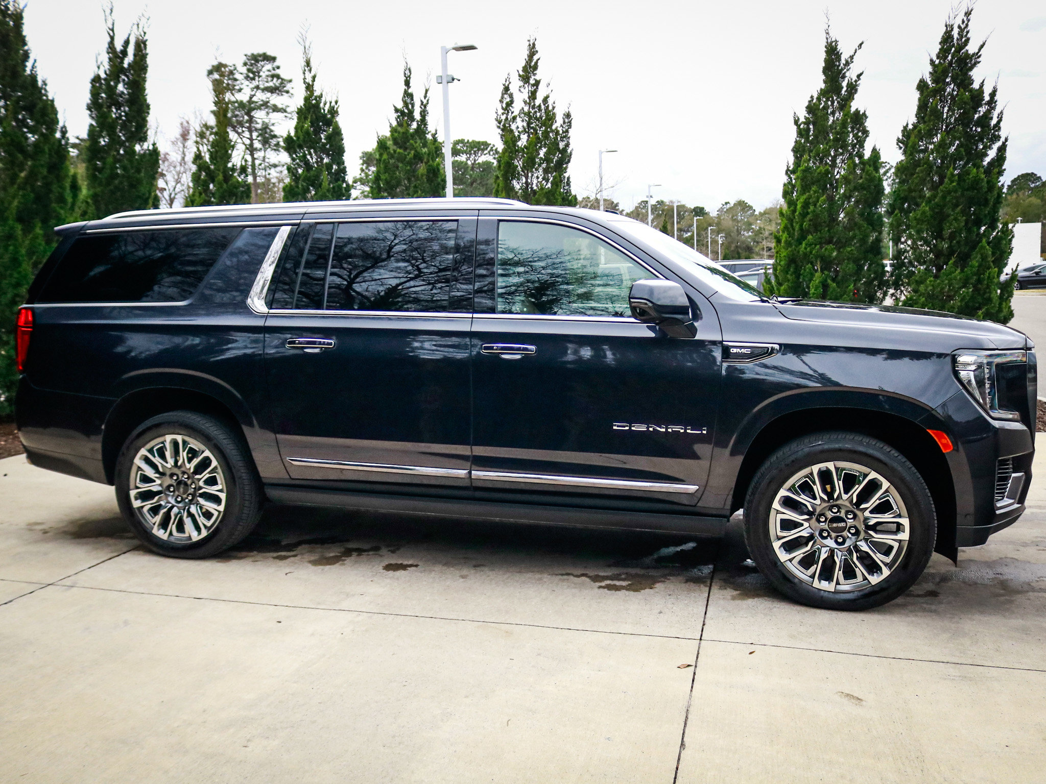 Used 2024 GMC Yukon XL Denali Ultimate image 11