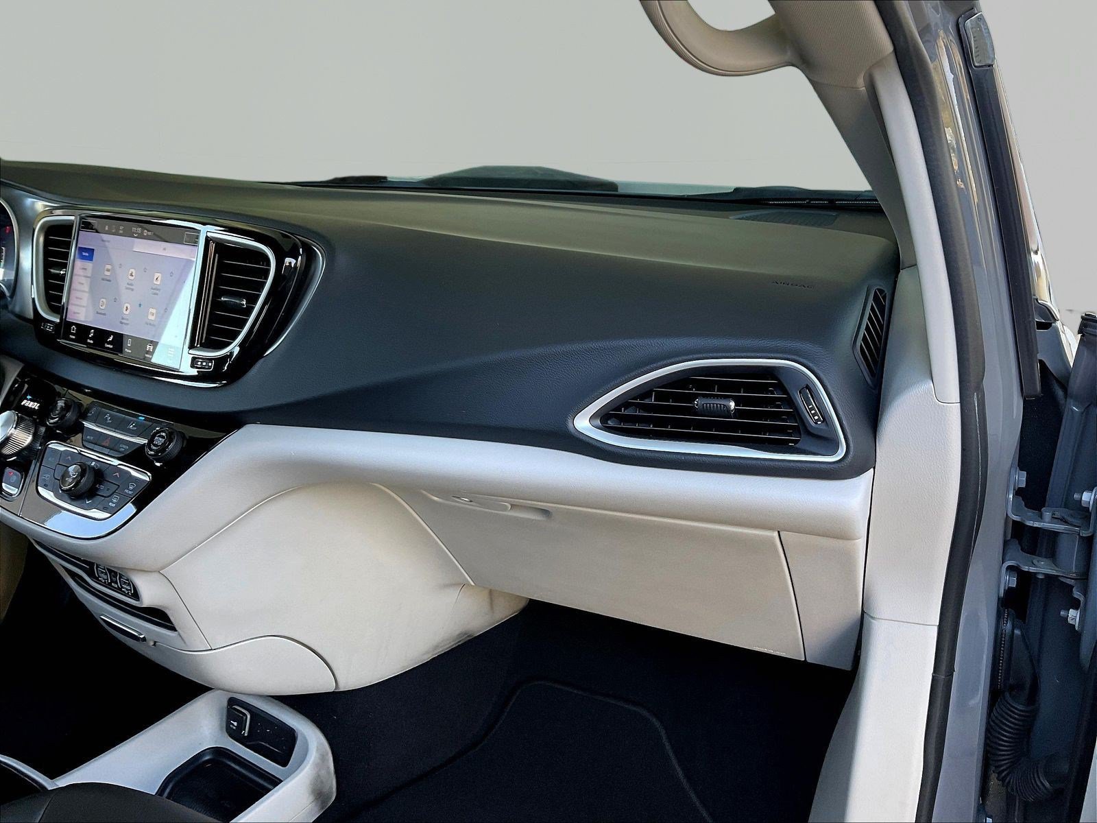 Used 2023 Chrysler Pacifica Touring-L FWD image 26