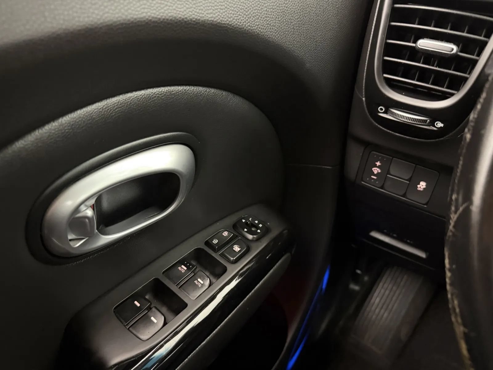 Used 2016 Kia Soul + w/ Audio Package FWD image 12