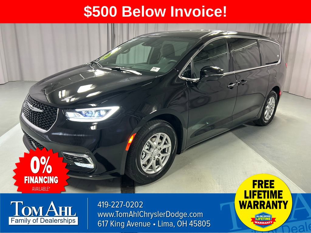 New 2026 Chrysler Pacifica Select image 3