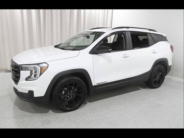 Used 2024 GMC Terrain SLE w/ Driver Convenience Package AWD/4WD image 3