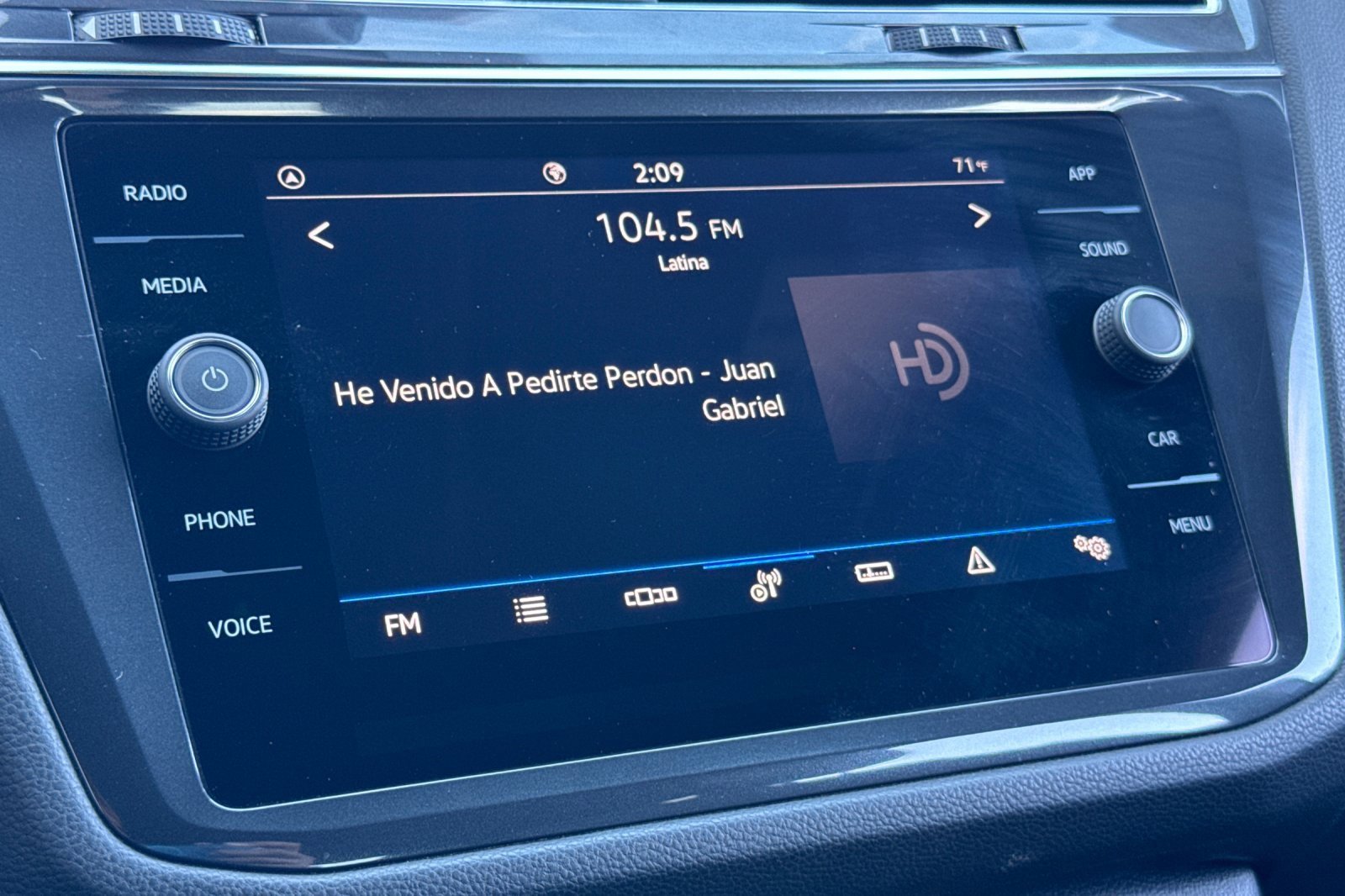 Used 2023 Volkswagen Tiguan SE R-Line image 19