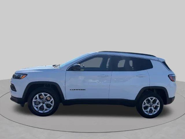 Certified 2025 Jeep Compass Latitude w/ Sun & Sound Group AWD/4WD image 3