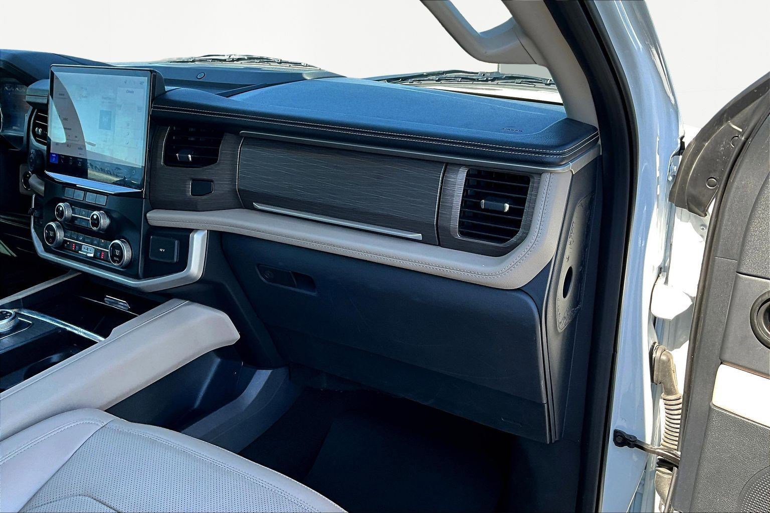 Used 2023 Ford Expedition Limited image 27