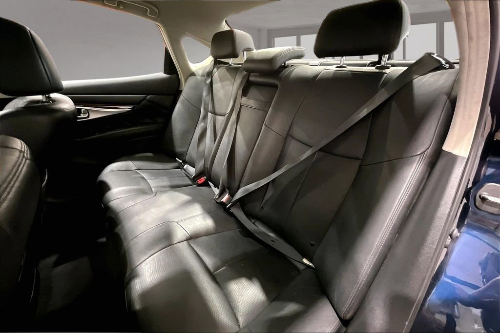 Used 2019 INFINITI Q70 Luxe image 22