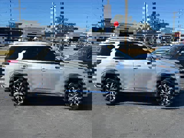 Used 2023 Nissan Pathfinder Platinum AWD/4WD image 2