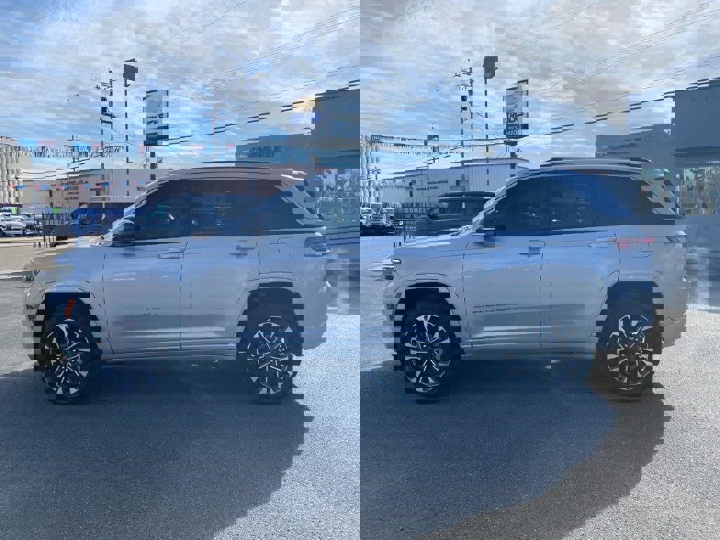 Used 2022 Jeep Grand Cherokee Overland image 4