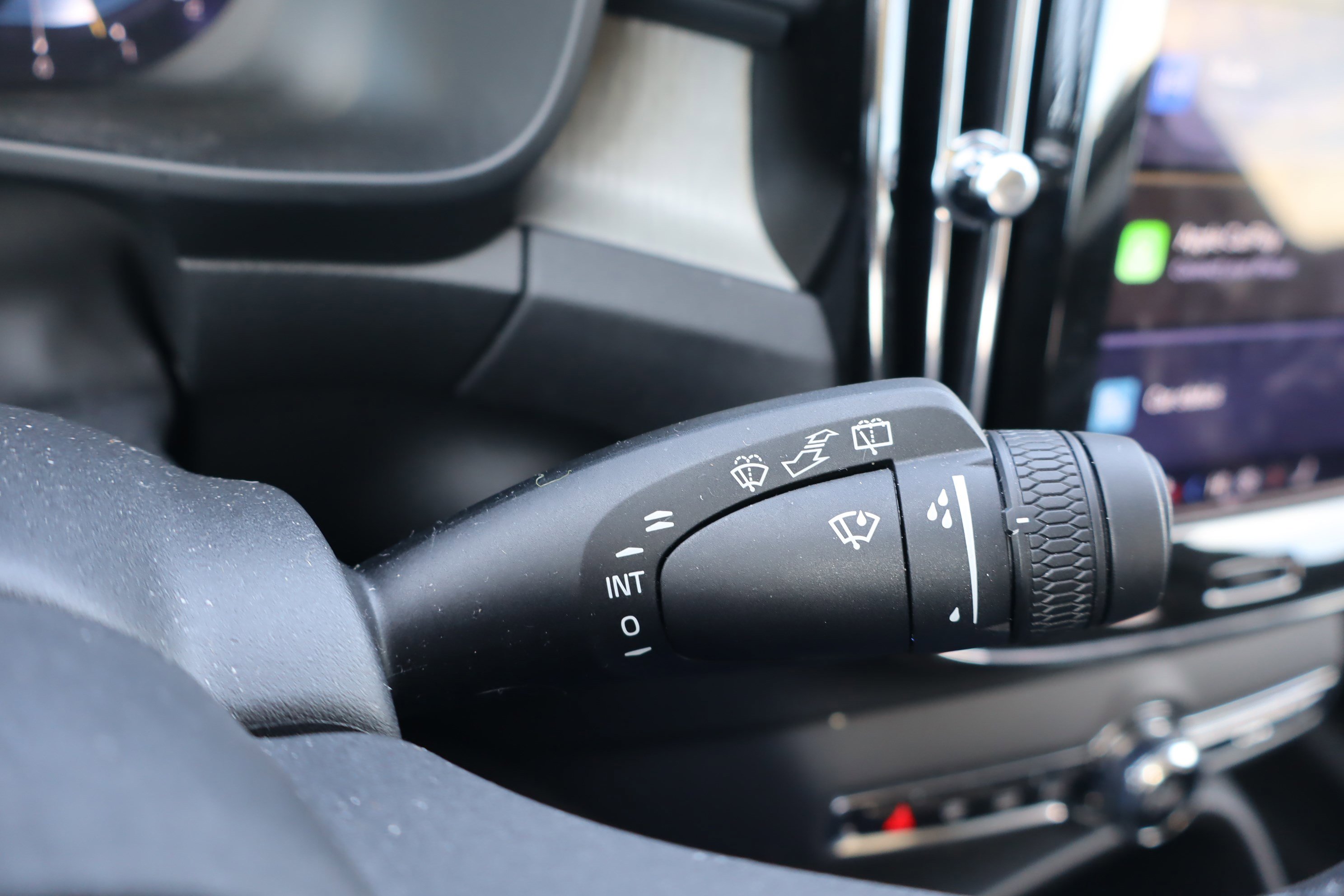 Used 2025 Volvo XC40 B5 Core image 23