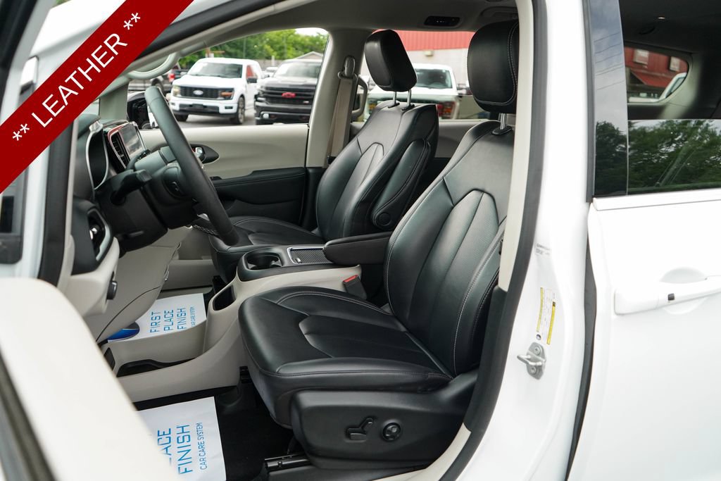 Used 2024 Chrysler Pacifica Touring-L FWD image 6