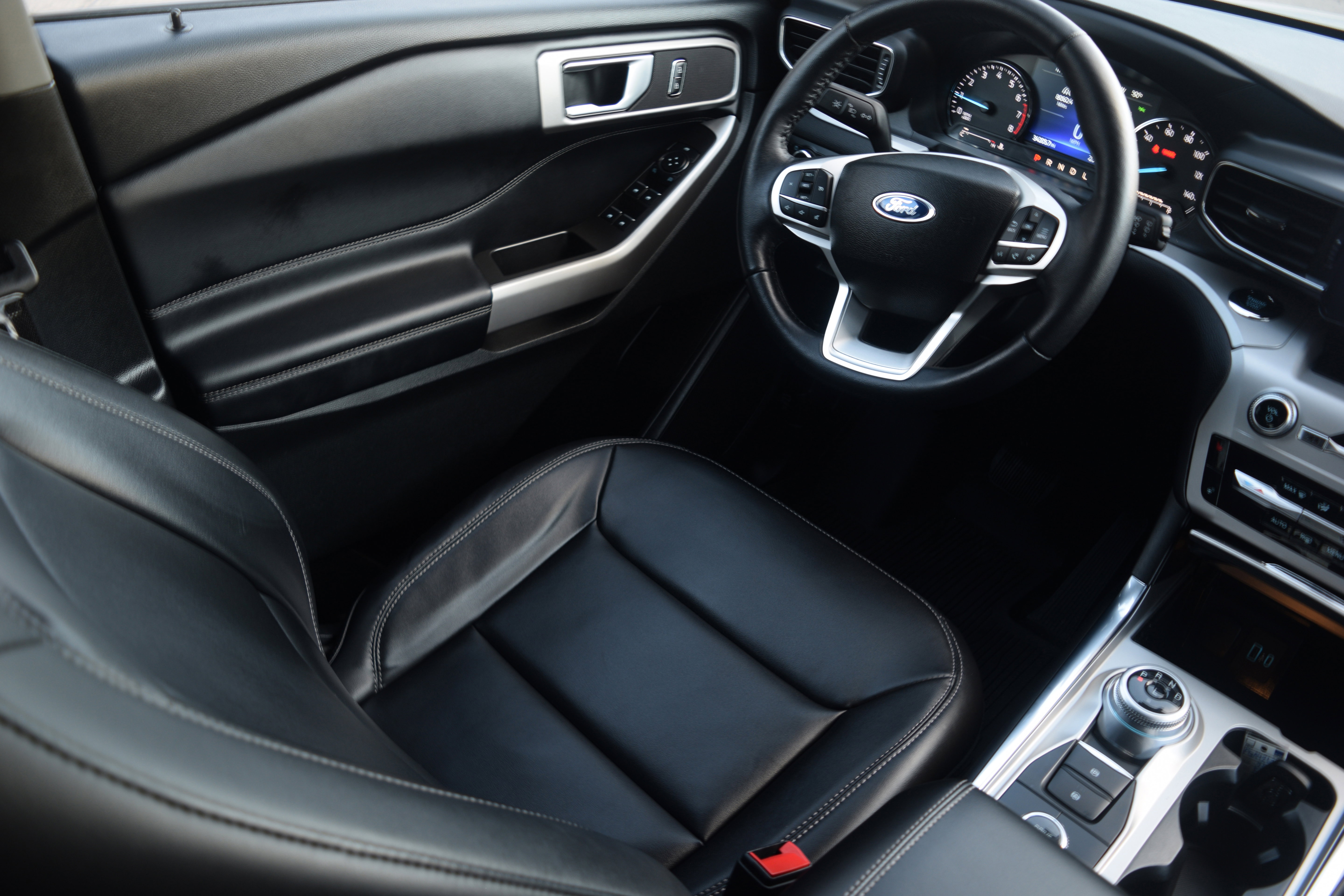 Used 2023 Ford Explorer XLT w/ Equipment Group 202A image 2