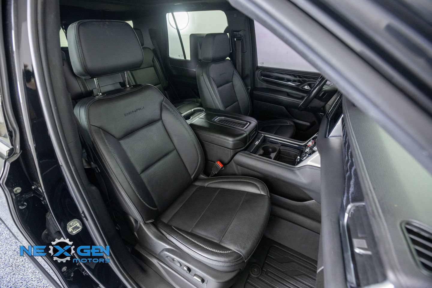 Used 2023 GMC Yukon Denali w/ Advanced Technology Package AWD/4WD image 44