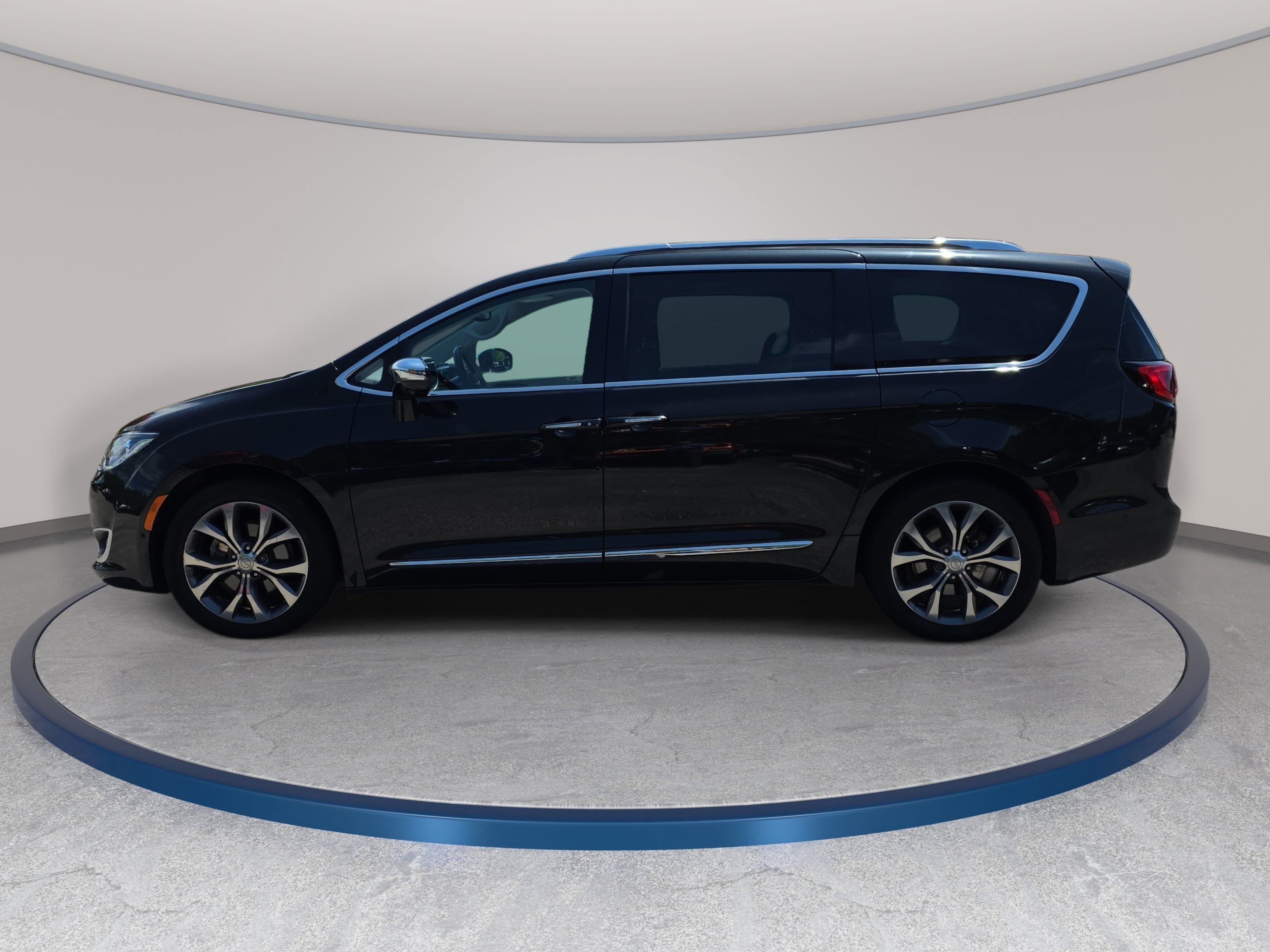 Used 2017 Chrysler Pacifica Limited FWD image 8