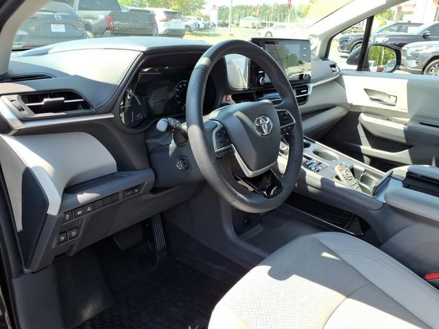 Used 2022 Toyota Sienna Limited FWD image 16