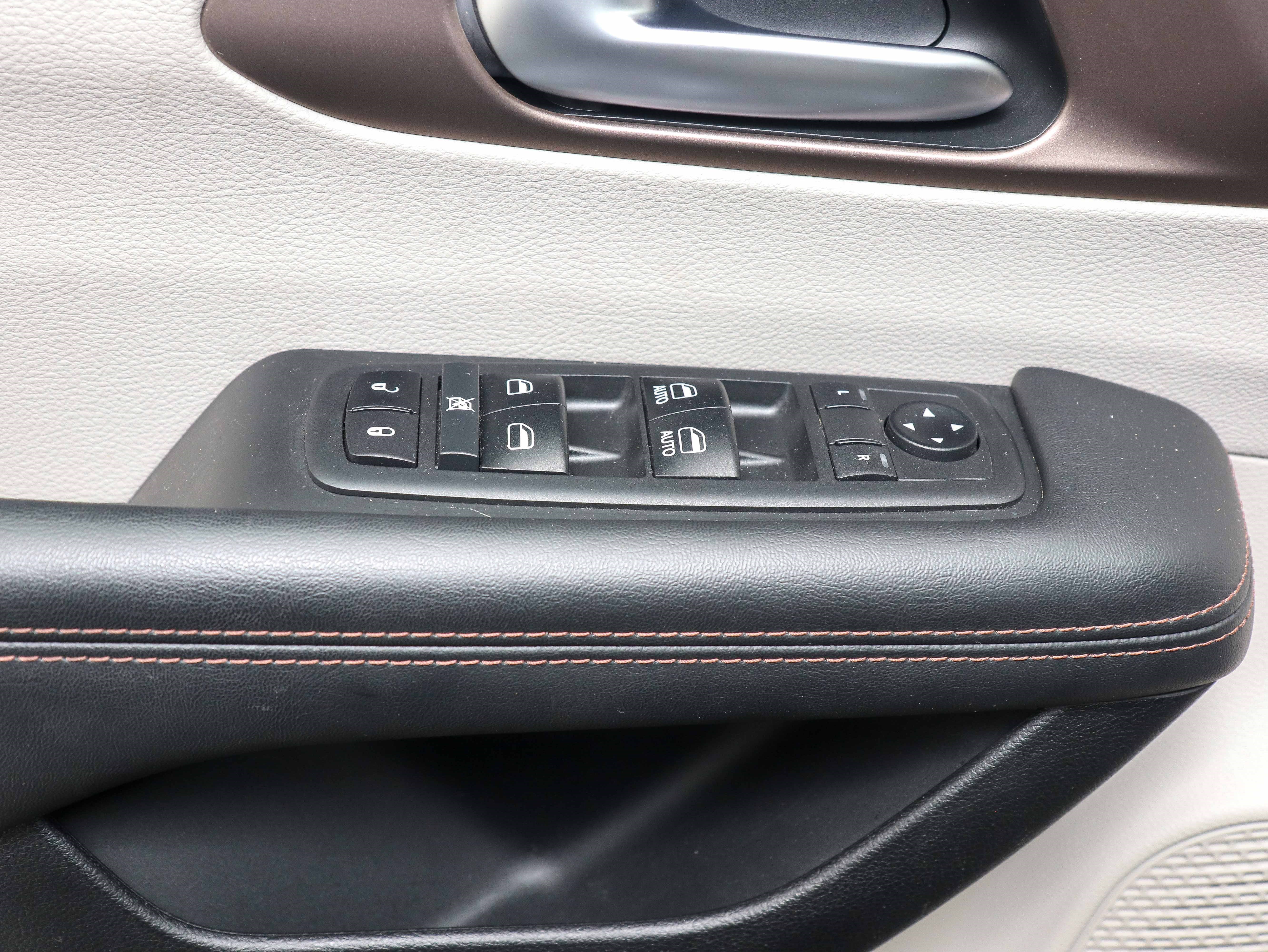 Used 2018 Chrysler Pacifica Touring Plus image 29