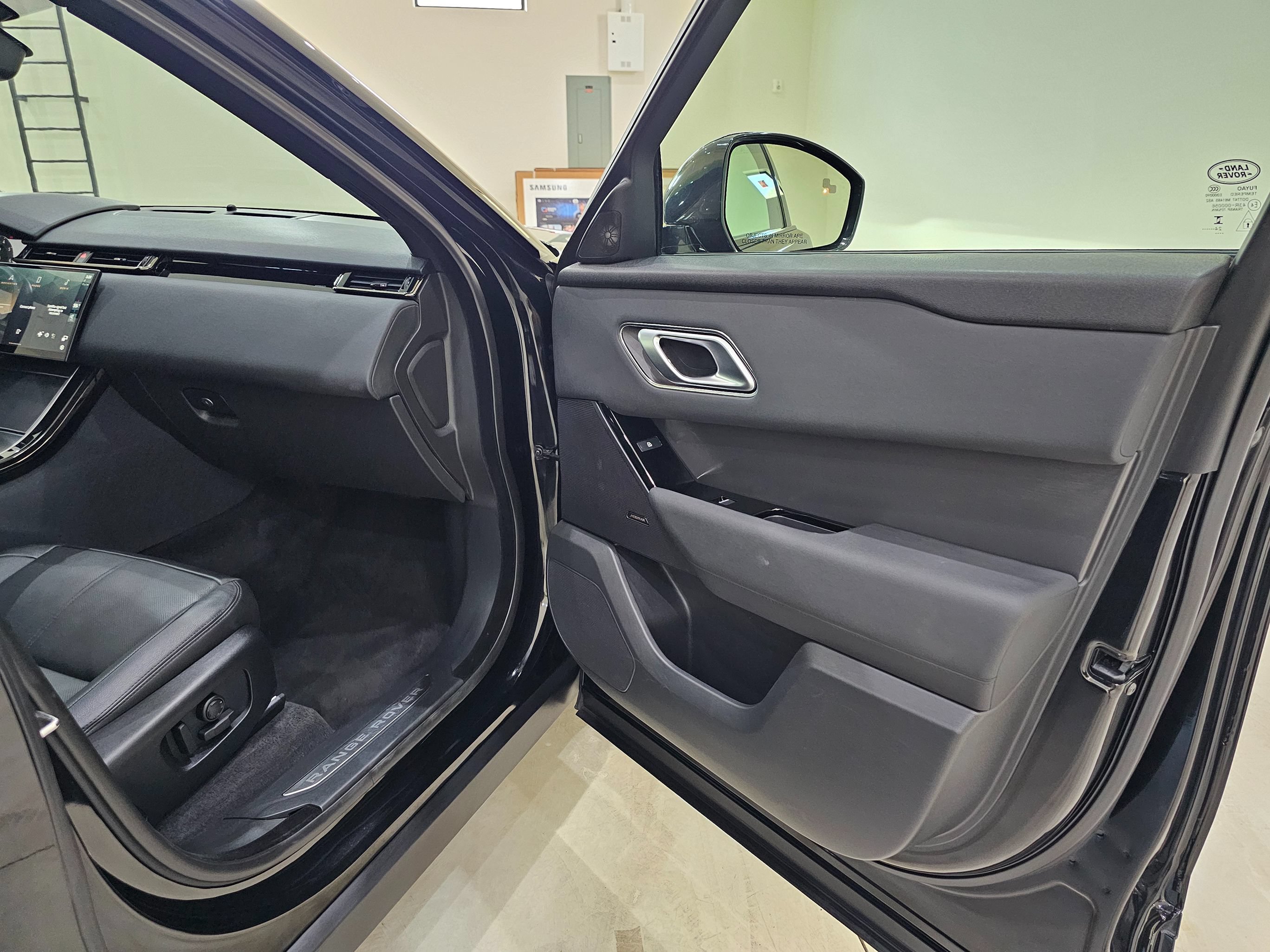 Used 2025 Land Rover Range Rover Velar Dynamic SE AWD/4WD image 38