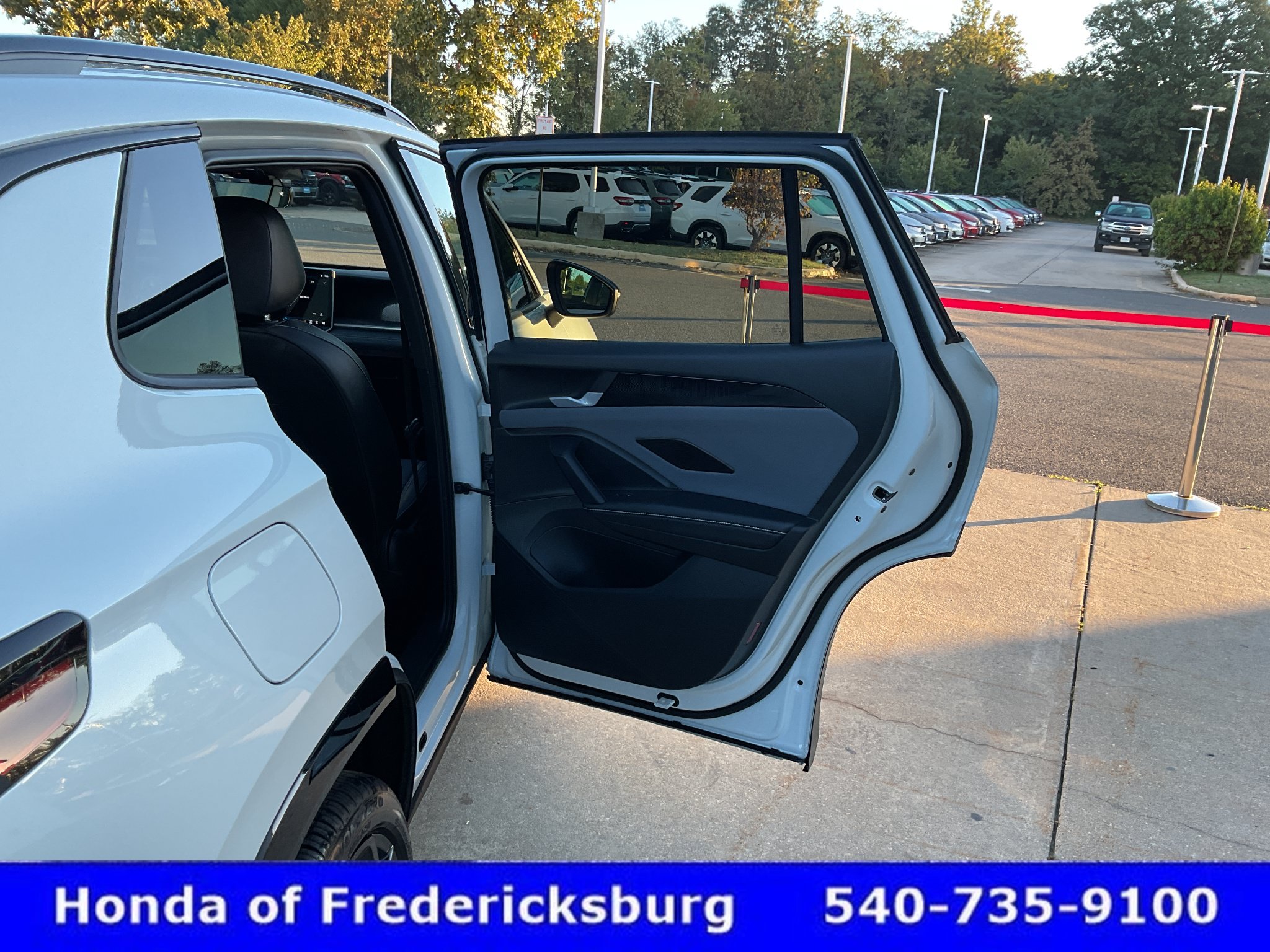 Used 2025 Volkswagen Tiguan SE R-Line AWD/4WD image 18