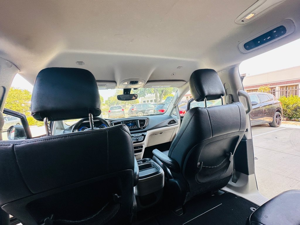 Used 2019 Chrysler Pacifica Touring-L FWD image 23