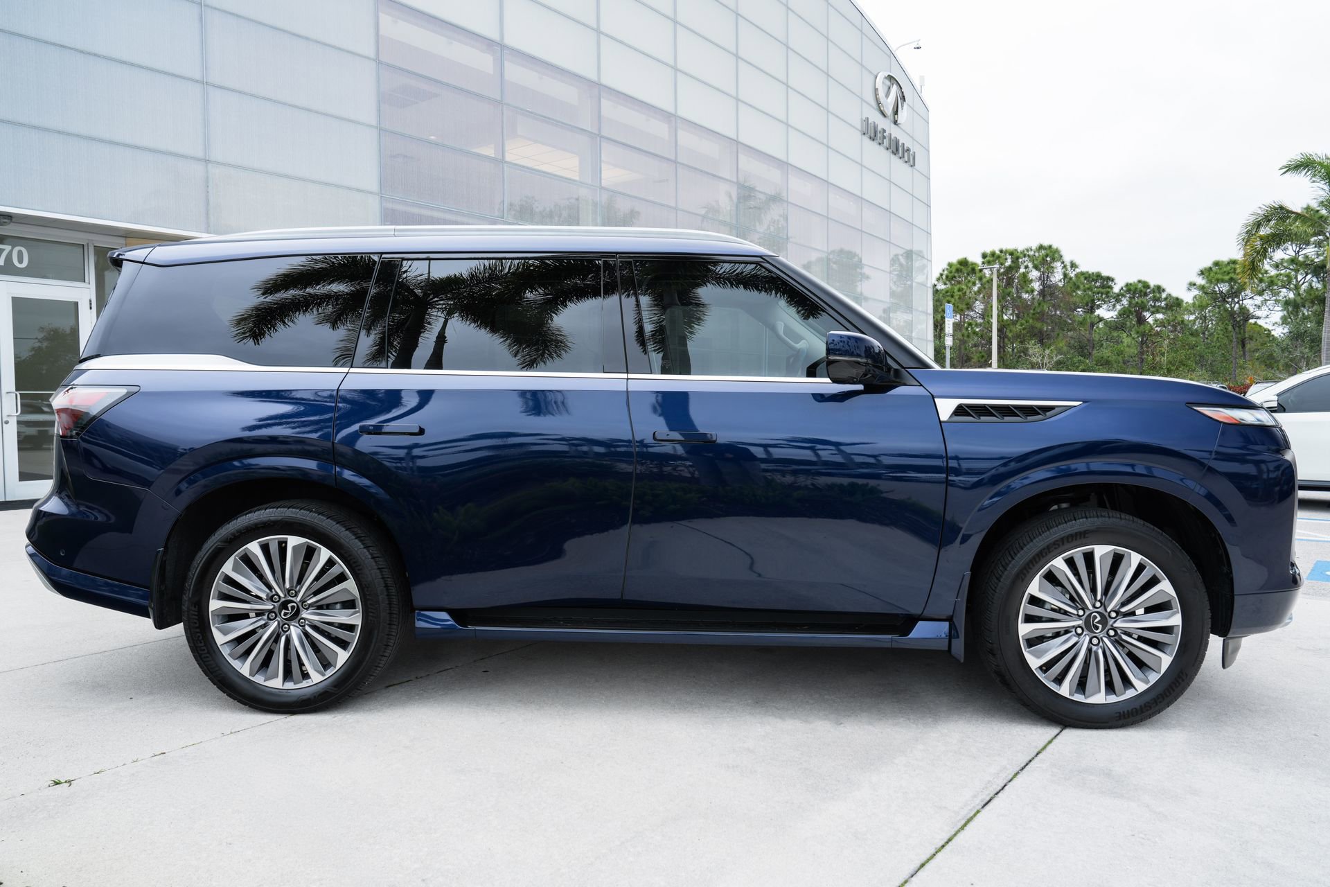 Certified 2026 INFINITI QX80 Luxe w/ Cargo Package AWD/4WD image 25