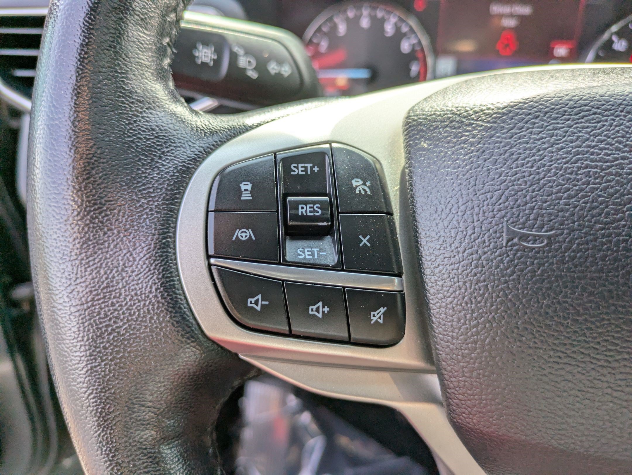 Used 2022 Ford Explorer XLT w/ Equipment Group 202A AWD/4WD image 18