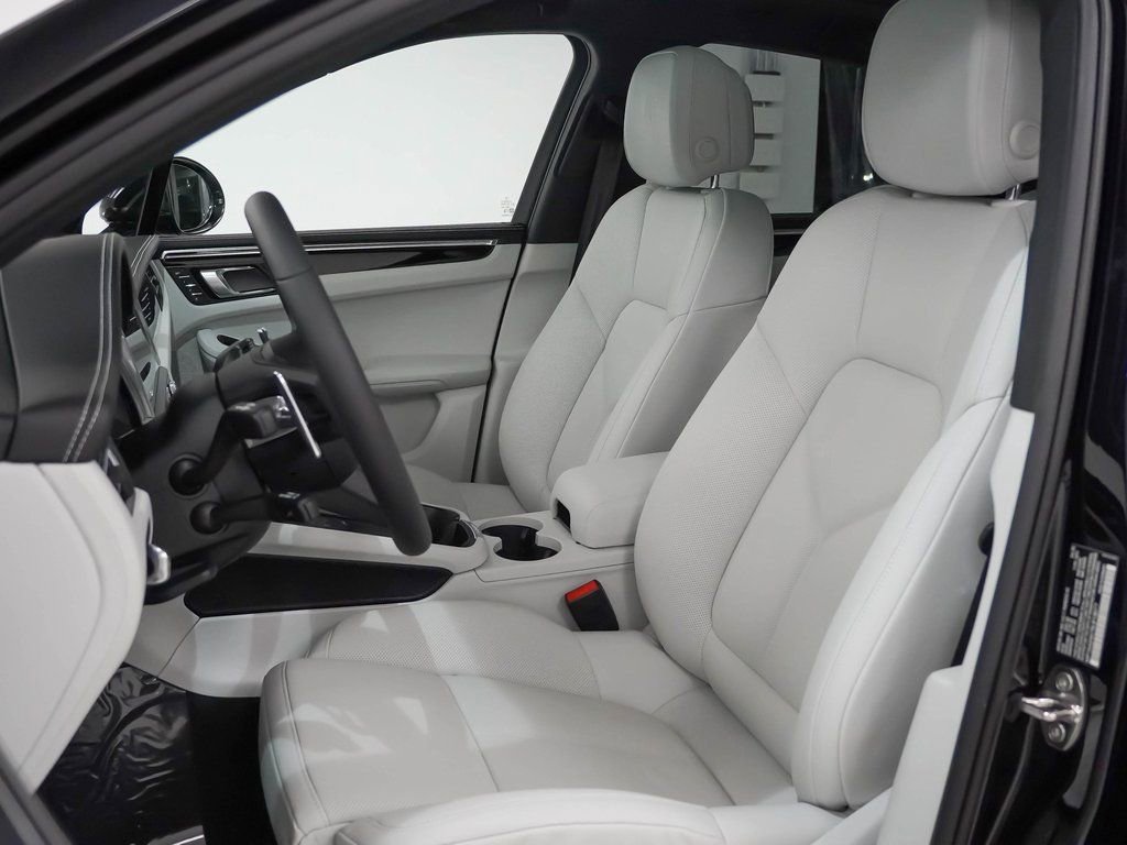 Used 2025 Porsche Macan image 5