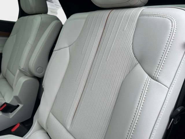 New 2026 Cadillac Vistiq Sport w/ LPO, Floor Liner Package image 15