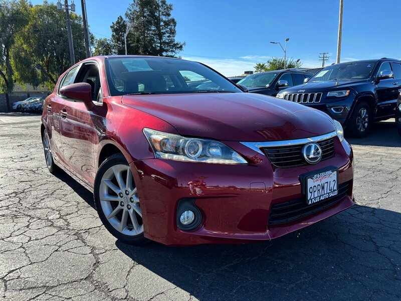 Used 2013 Lexus CT 200h w/ Premium Pkg w/Navigation FWD image 1