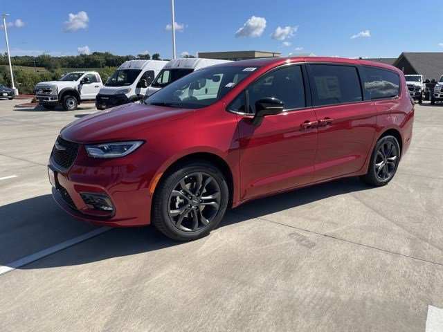 New 2026 Chrysler Pacifica Select