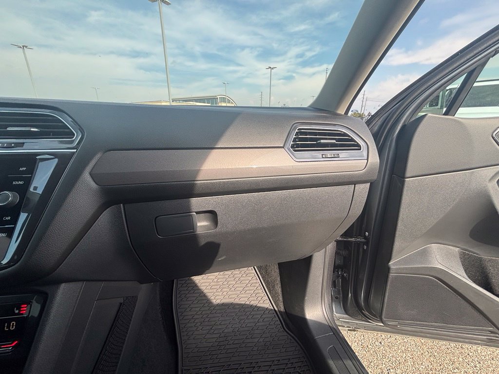 Used 2023 Volkswagen Tiguan SE w/ Panoramic Sunroof Package FWD image 31