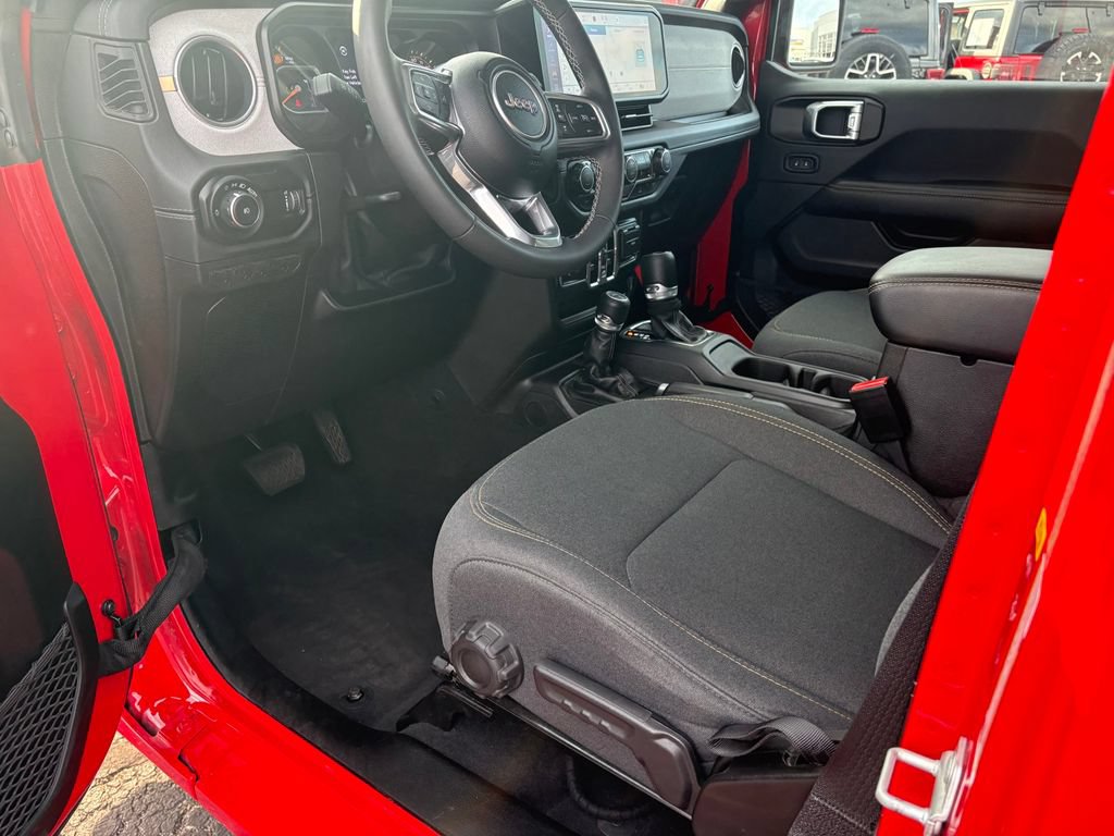 Used 2025 Jeep Wrangler Unlimited Sahara AWD/4WD image 13
