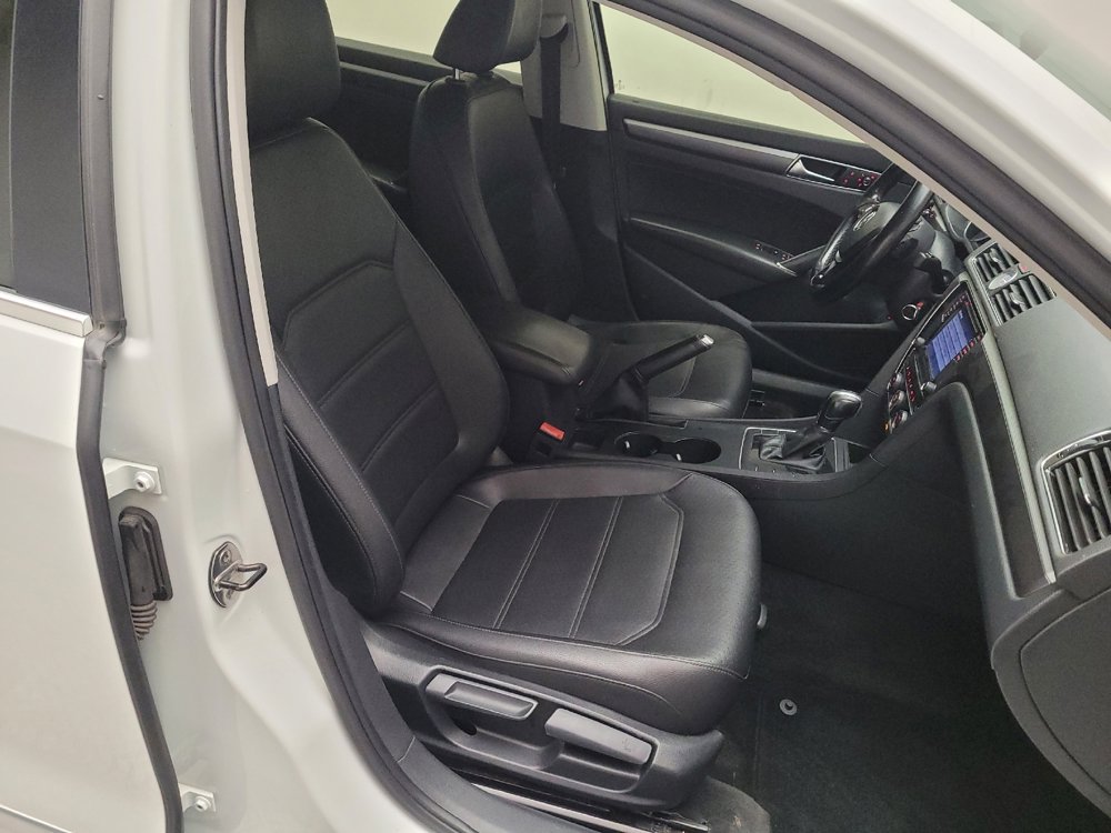 Used 2017 Volkswagen Passat 1.8T R-Line image 21
