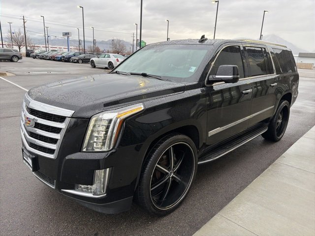 Used 2018 Cadillac Escalade ESV Luxury image 3