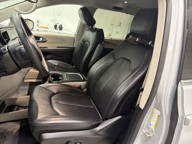 Used 2024 Chrysler Pacifica Touring-L image 22