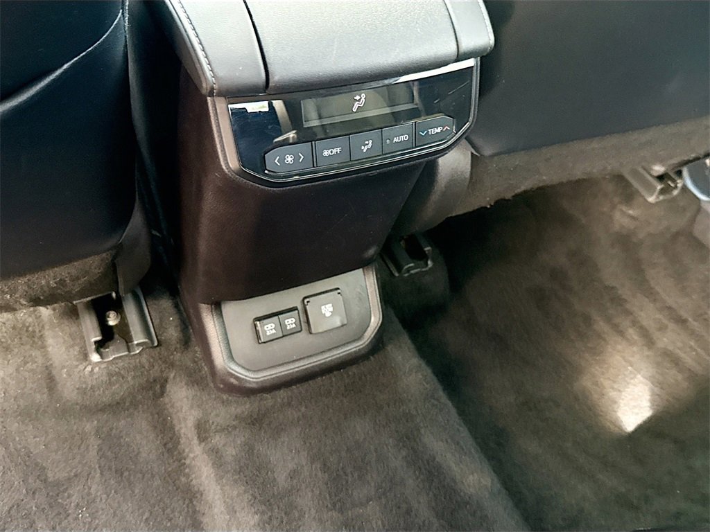 Used 2021 Toyota Highlander Limited image 27