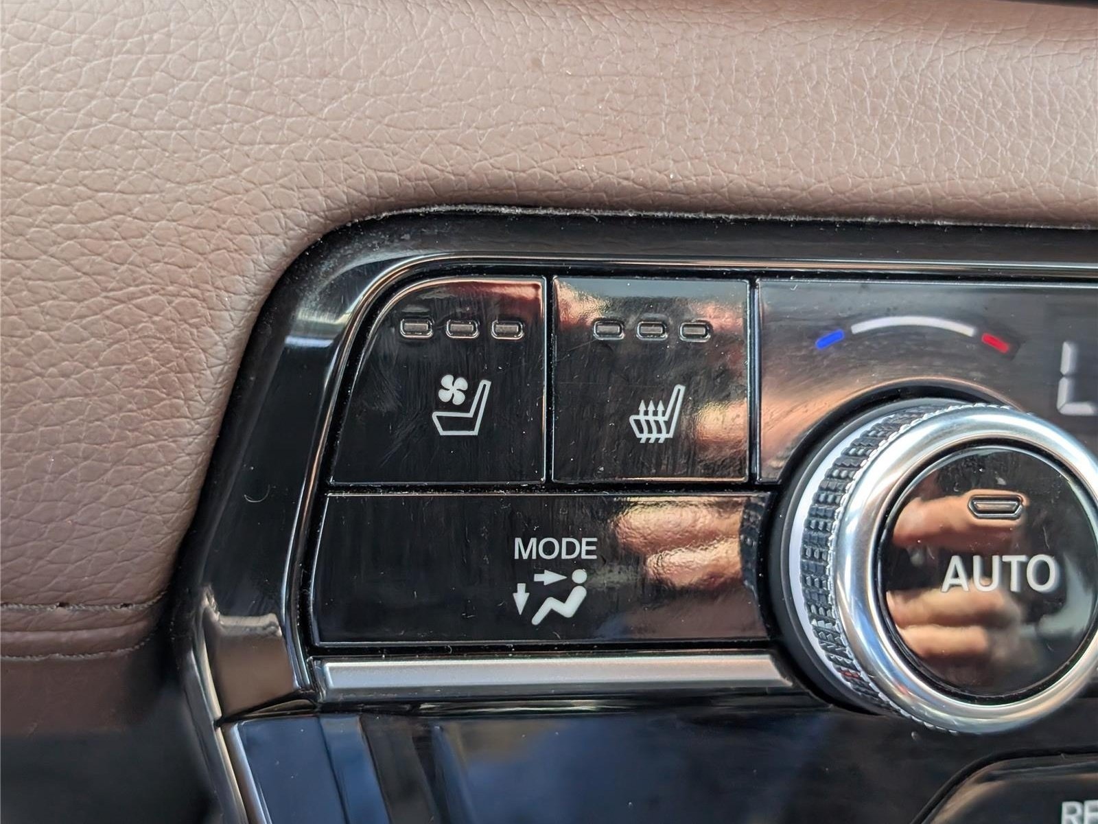 Used 2025 Honda Pilot Elite image 31
