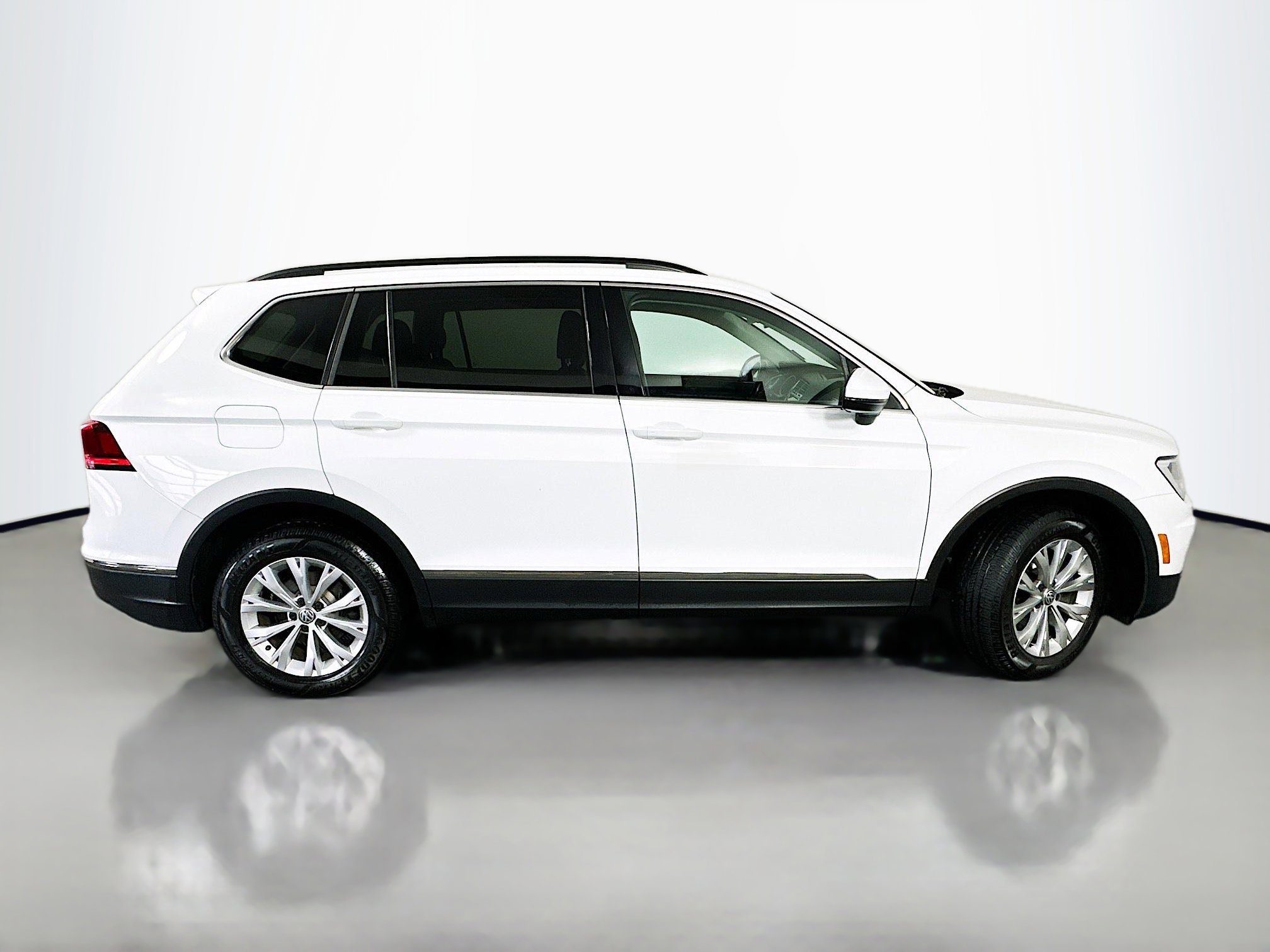 Used 2018 Volkswagen Tiguan SE w/ Front Fog Lights Package FWD image 11