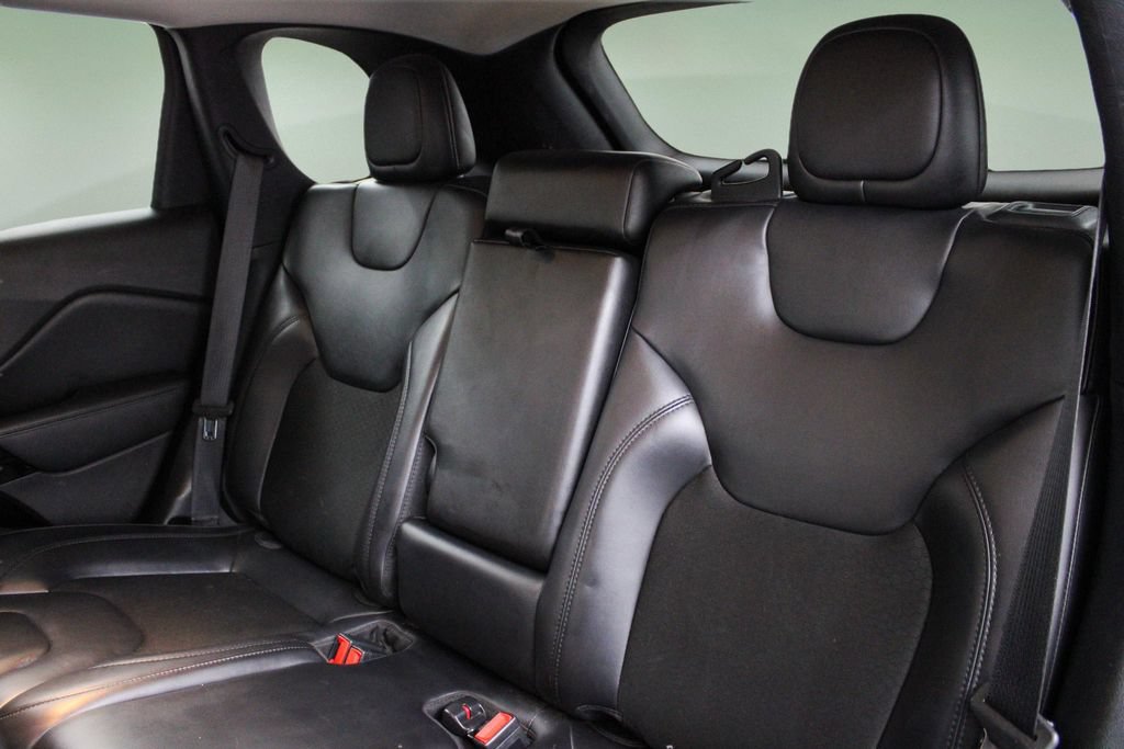 Used 2020 Jeep Cherokee Latitude Plus FWD image 25