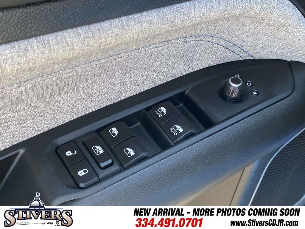 Used 2025 Jeep Compass Latitude image 50