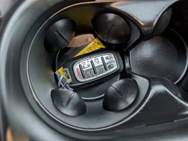 Used 2023 Chrysler Pacifica Touring-L image 17