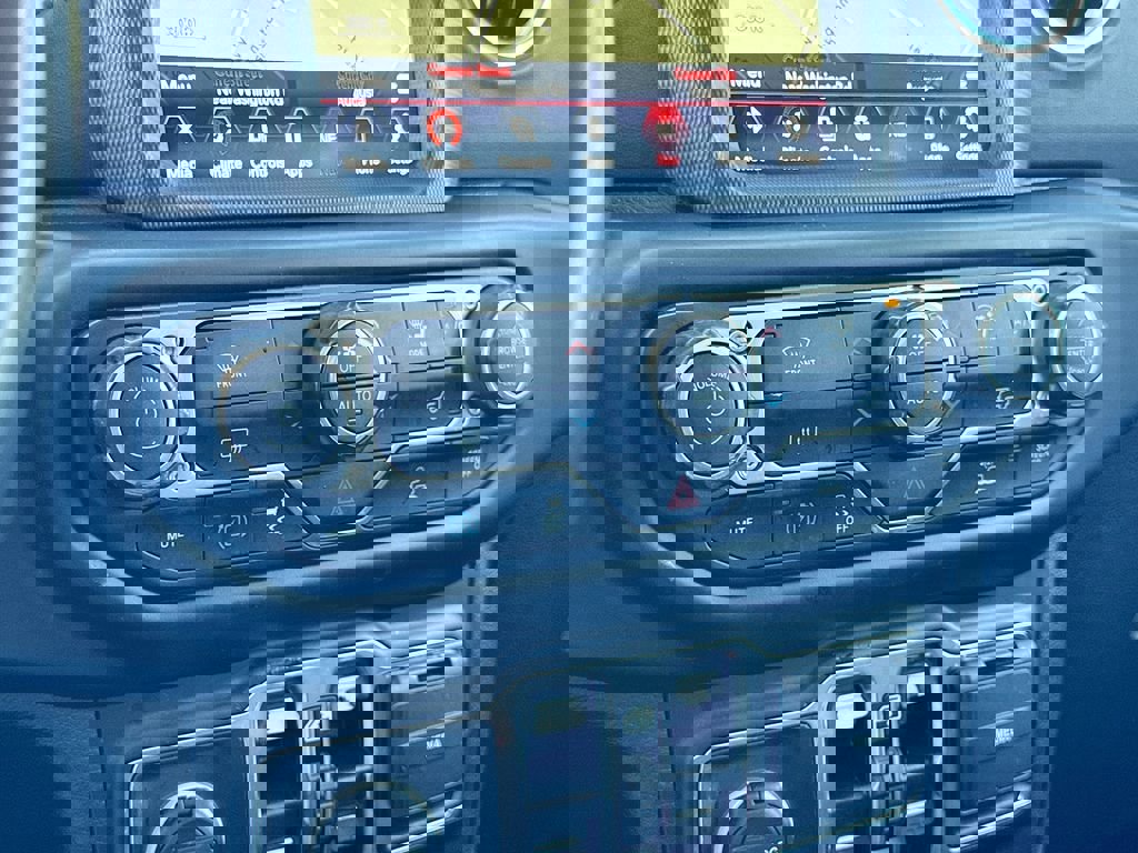 Used 2022 Jeep Wrangler Unlimited Sahara 4xe image 28