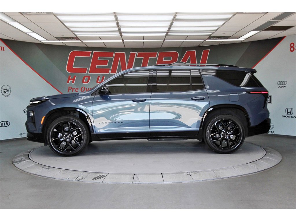 Used 2025 Chevrolet Traverse RS image 3