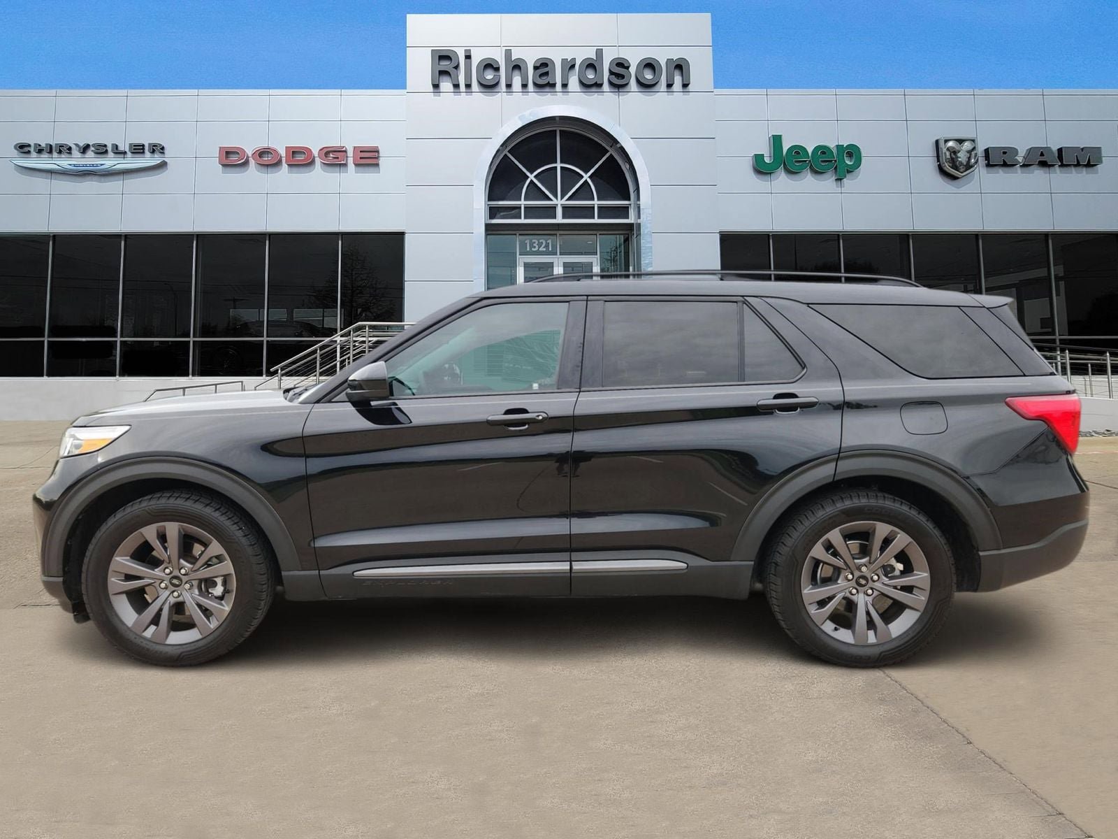 Used 2024 Ford Explorer XLT w/ Equipment Group 202A RWD image 3