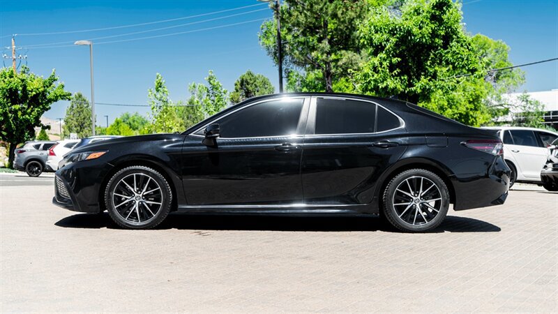 Used 2022 Toyota Camry SE w/ Convenience Package FWD image 3