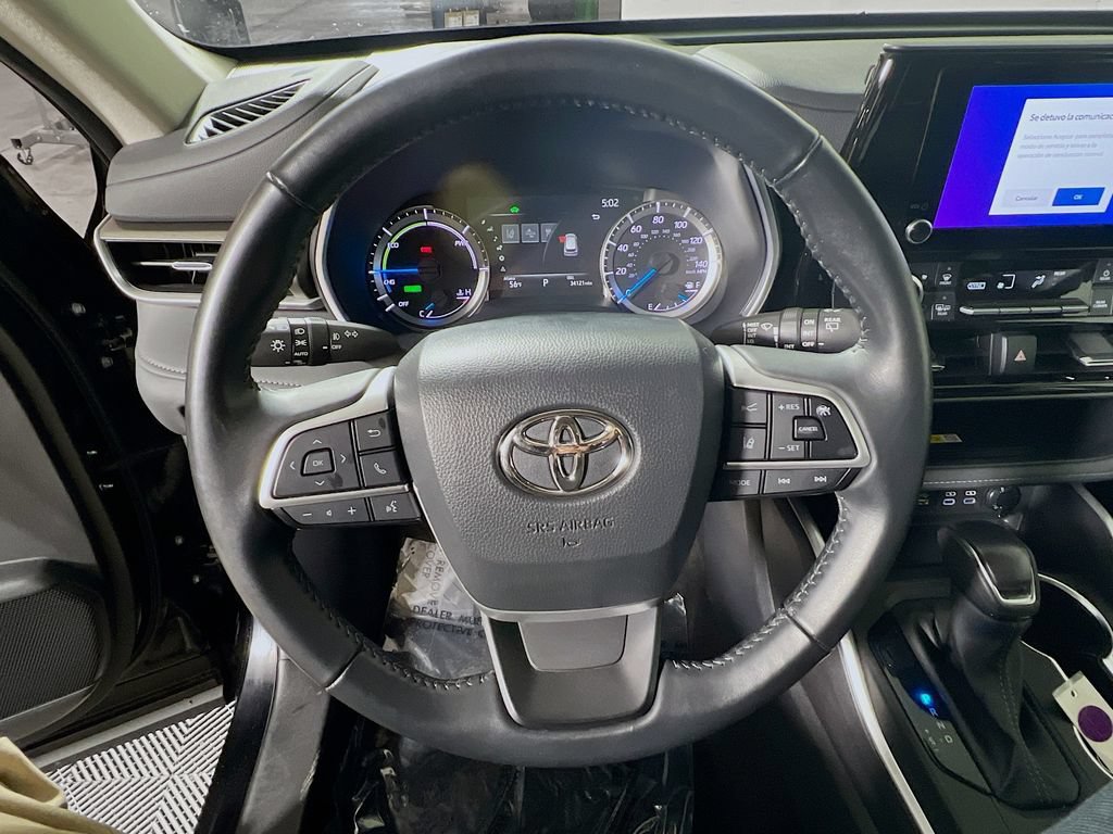 Used 2023 Toyota Highlander XLE AWD/4WD image 10