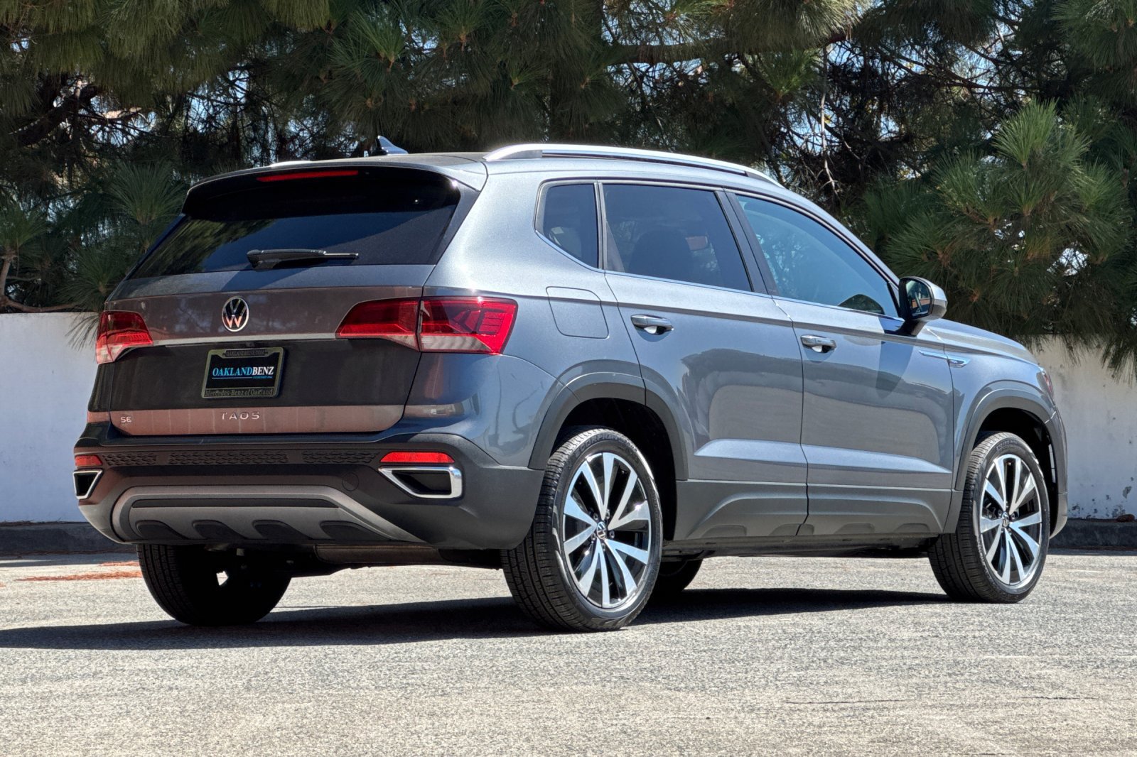 Used 2024 Volkswagen Taos SE w/ Panoramic Sunroof Package FWD image 4